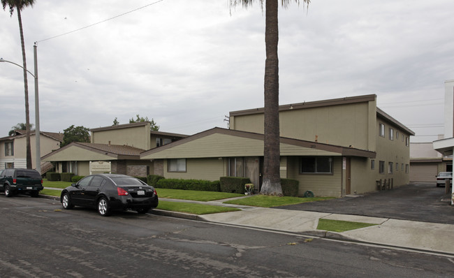 2109 E Westport Dr in Anaheim, CA - Foto de edificio - Building Photo