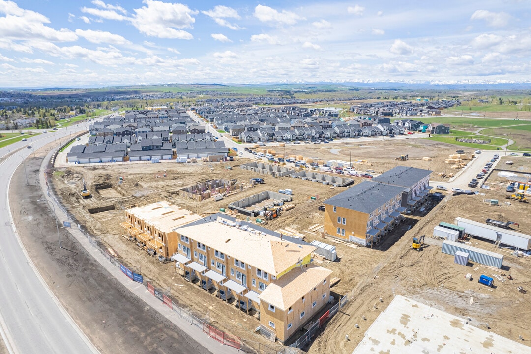 Thrive Townhomes in Okotoks, AB - Building Photo