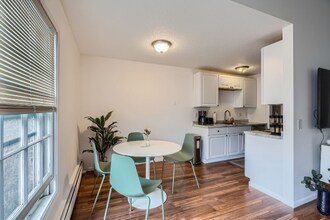 806 Old Settlers Trail in Hopkins, MN - Building Photo - Building Photo