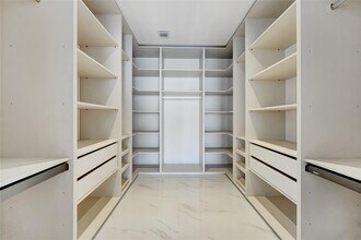 700 NE 24th St, Unit 2901 in Miami, FL - Foto de edificio - Building Photo