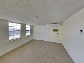 465 Oak Dr in Tavares, FL - Foto de edificio - Building Photo