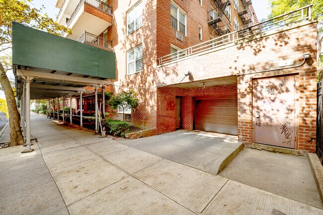 9411 59th Ave in Elmhurst, NY - Foto de edificio - Building Photo