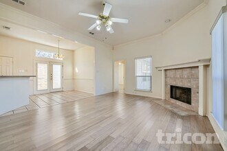 5933 Sagebrush Trail in Arlington, TX - Foto de edificio - Building Photo