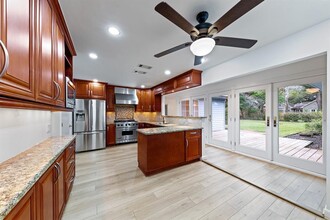 5602 Evergreen St in Bellaire, TX - Building Photo - Building Photo