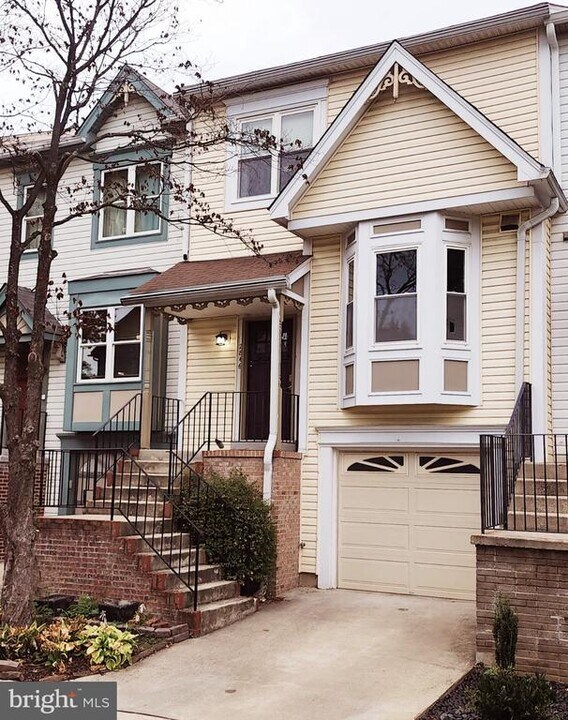 2846 Schoolhouse Cir in Silver Spring, MD - Building Photo