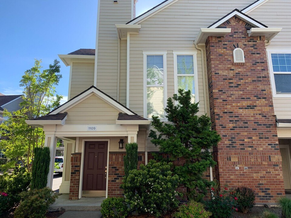 1175 NE 64th Ln in Hillsboro, OR - Foto de edificio