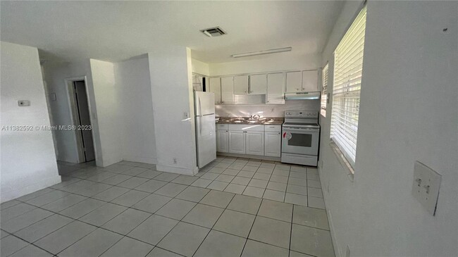 5200 NW 16th St, Unit 1 in Lauderhill, FL - Building Photo - Building Photo