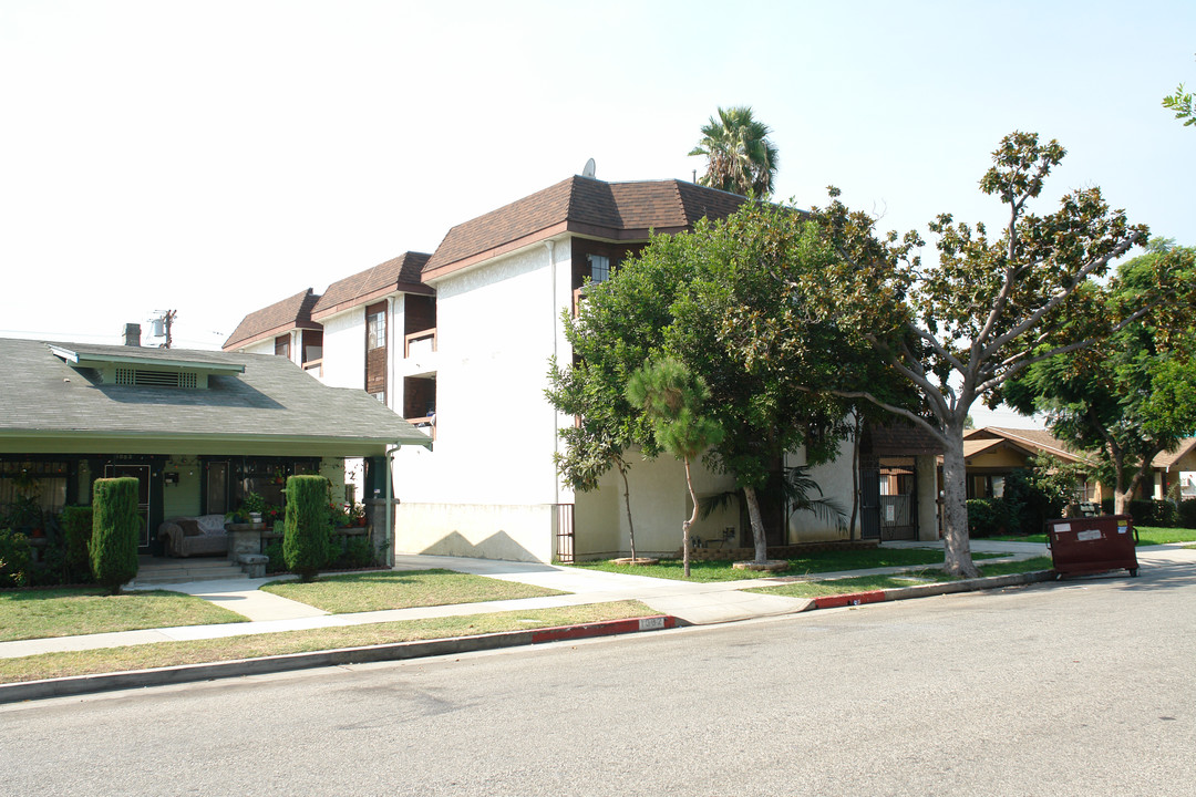 1000 Orange Grove Ave in Glendale, CA - Building Photo