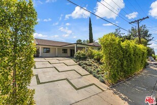 11700 Woodley Ave in Los Angeles, CA - Building Photo