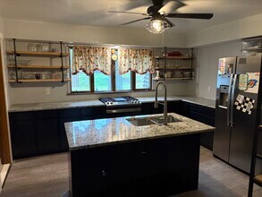 211 S High St in Port Washington, WI - Foto de edificio - Building Photo