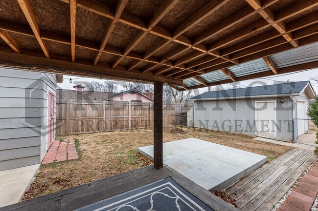 2210 W Columbine Ln in Wichita, KS - Building Photo - Building Photo