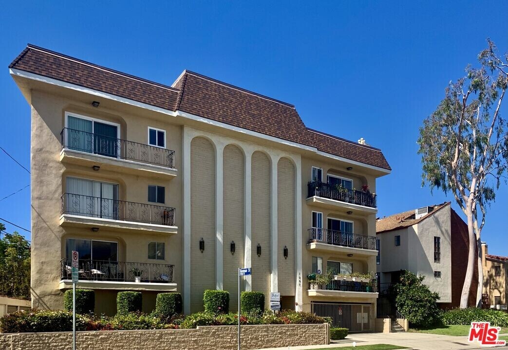 1097 S Bedford Dr in Los Angeles, CA - Building Photo