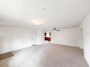 251 Sugnet Way in Sacramento, CA - Building Photo - Building Photo