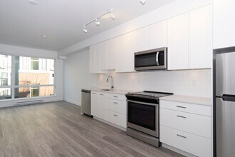 951 Charland Ave in Coquitlam, BC - Building Photo - Building Photo