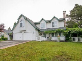 1810 NE Estate Dr in Hillsboro, OR - Building Photo