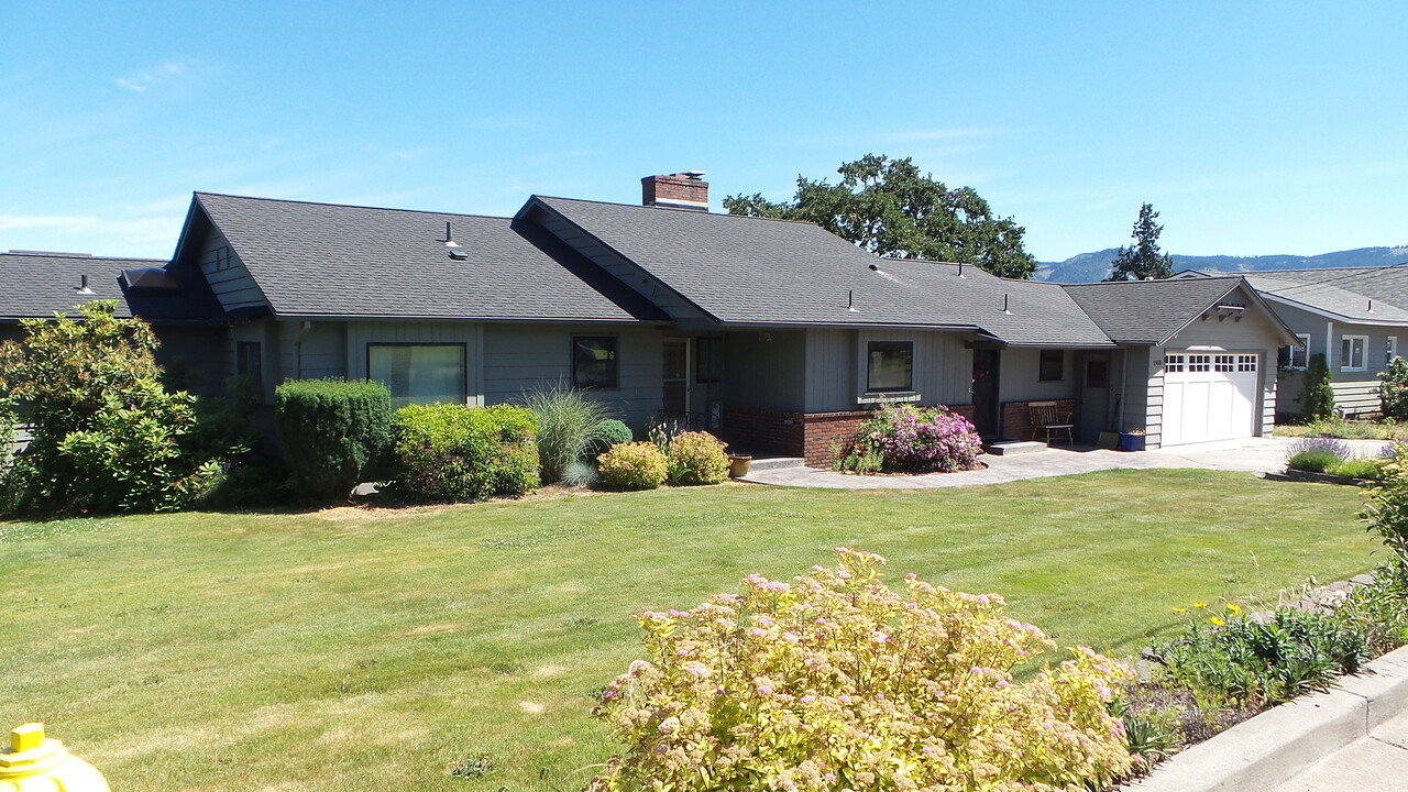 1958 Sherman Ave in Hood River, OR - Building Photo