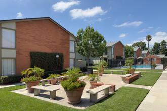 Tustin Village Apartments in Tustin, CA - Foto de edificio - Building Photo