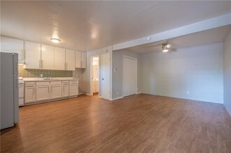 901 Springdale Rd-Unit -106 in Austin, TX - Building Photo - Building Photo