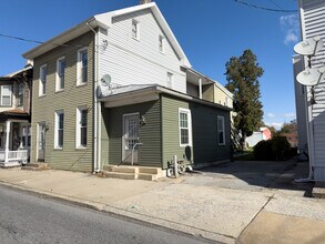 133 S Main St, Unit Apt A in Manheim, PA - Building Photo - Building Photo
