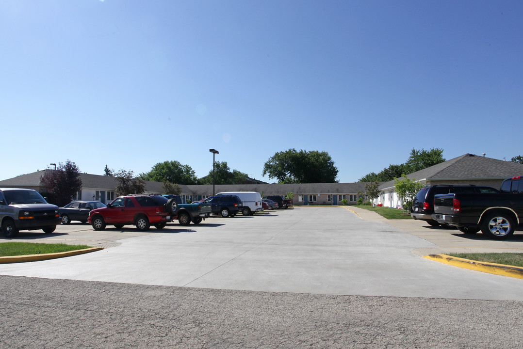 Indian Court Apartment Homes in Aurora, IL - Building Photo