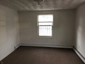 635 Fall River Ave, Unit 2A in Seekonk, MA - Building Photo - Building Photo