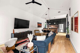 705 W Annie St in Austin, TX - Building Photo - Building Photo