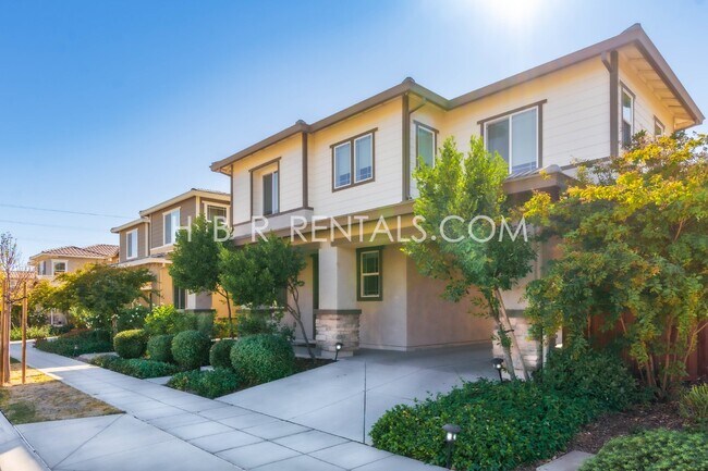 312 E Liverno Ave in Mountain House, CA - Foto de edificio - Building Photo