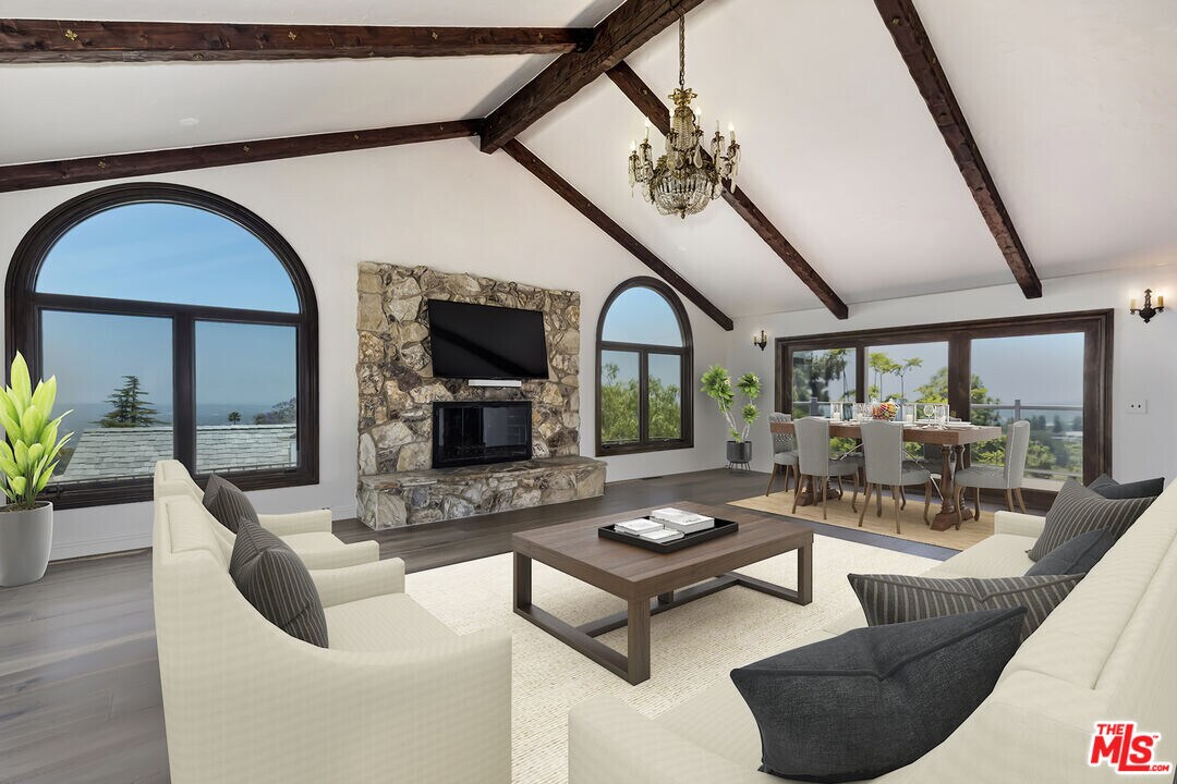 9354 Claircrest Dr in Beverly Hills, CA - Foto de edificio