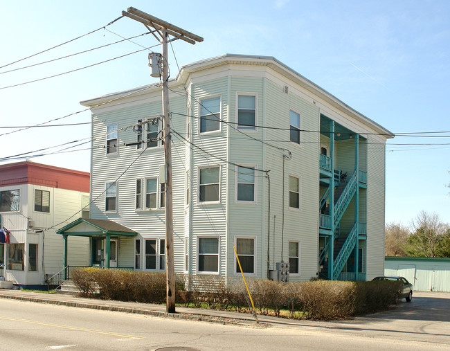 683 Massabesic St in Manchester, NH - Foto de edificio - Building Photo