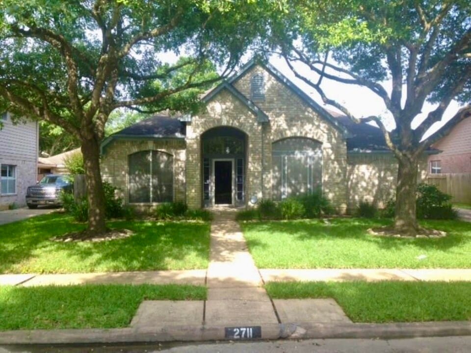 2711 Aspen Ln in Pearland, TX - Building Photo