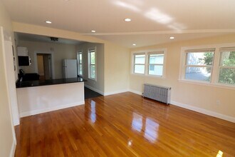2572 Massachusetts Ave, Unit 2 in Cambridge, MA - Building Photo - Building Photo