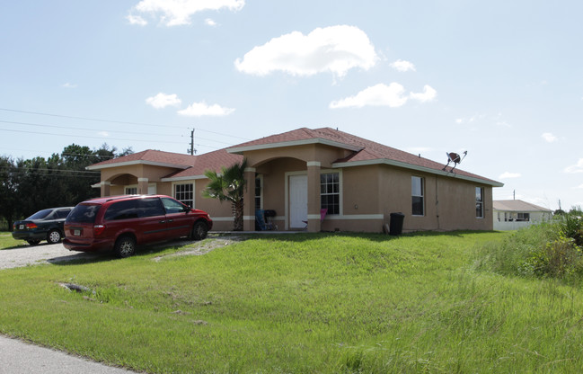 2301 Jill Ave in Lehigh Acres, FL - Foto de edificio - Building Photo