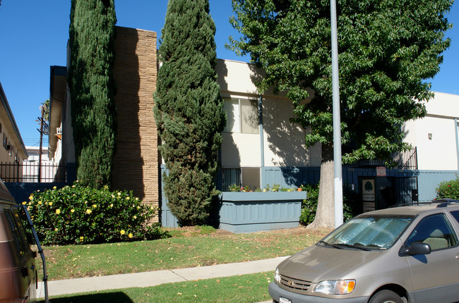 Buffalo Ave. Apartments in Sherman Oaks, CA - Building Photo - Building Photo