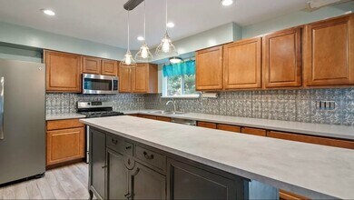 8240 S Marion View Cir in Sandy, UT - Building Photo - Building Photo