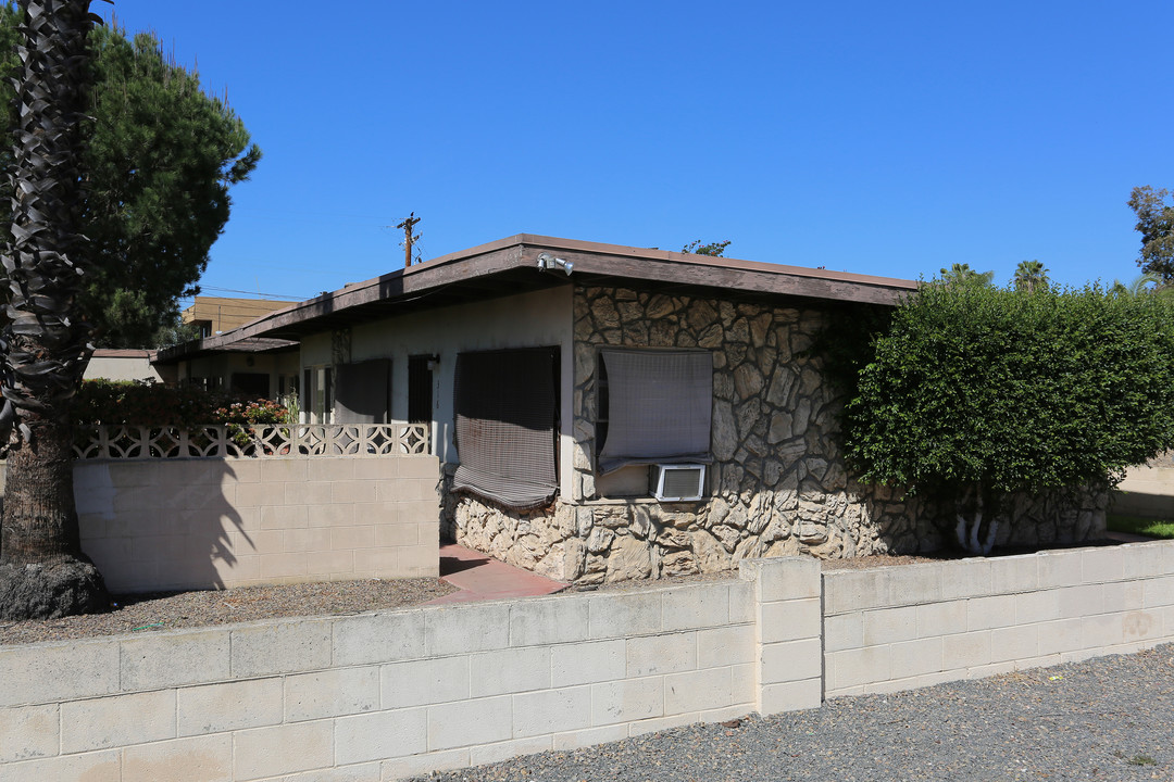 316-330 W 7th Ave in Escondido, CA - Building Photo