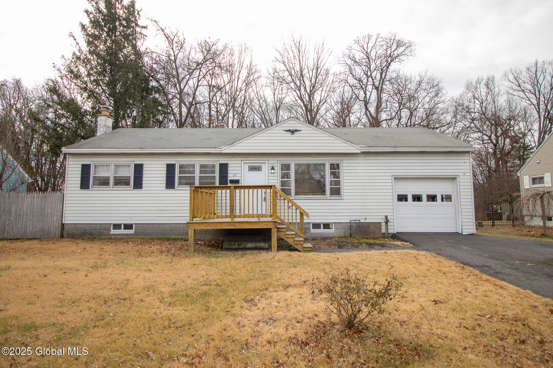 27 Hanifin Ave in Colonie, NY - Building Photo