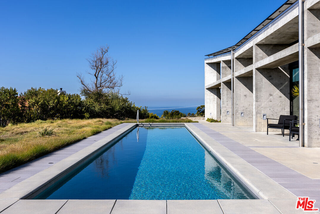 5938 Philip Ave in Malibu, CA - Foto de edificio