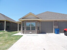 301 W Panther Way, Unit 1402 in Hewitt, TX - Building Photo