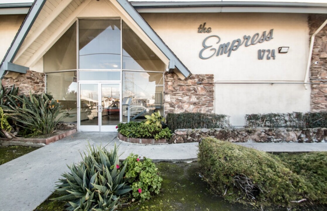 Empress Apartments in Bellflower, CA - Foto de edificio