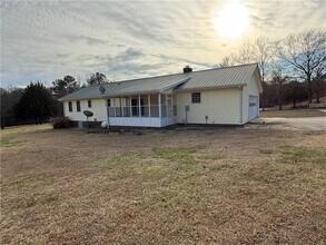 250 Perry Woolbright Rd in Townville, SC - Building Photo - Building Photo
