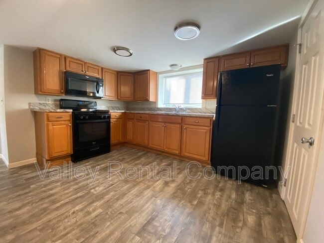 66 Lyman St in South Hadley, MA - Building Photo - Building Photo