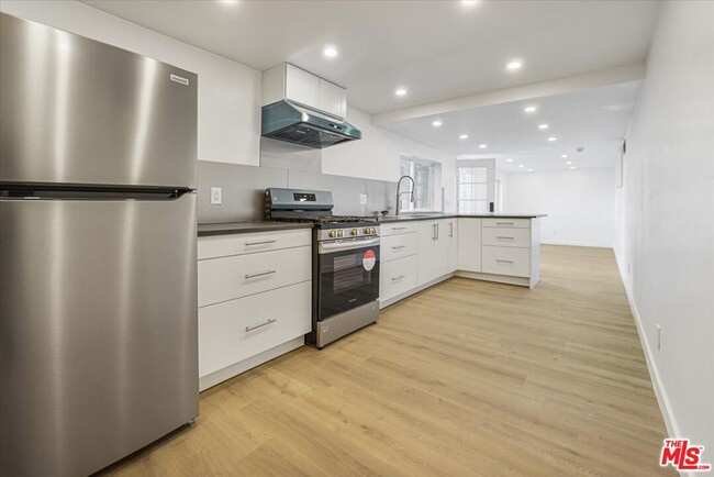 962 N Tigertail Rd in Los Angeles, CA - Building Photo - Building Photo