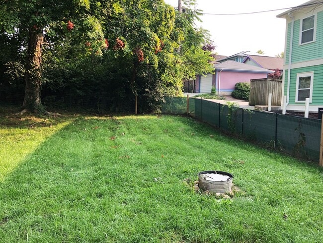 417 E Hillside Dr in Bloomington, IN - Building Photo - Building Photo