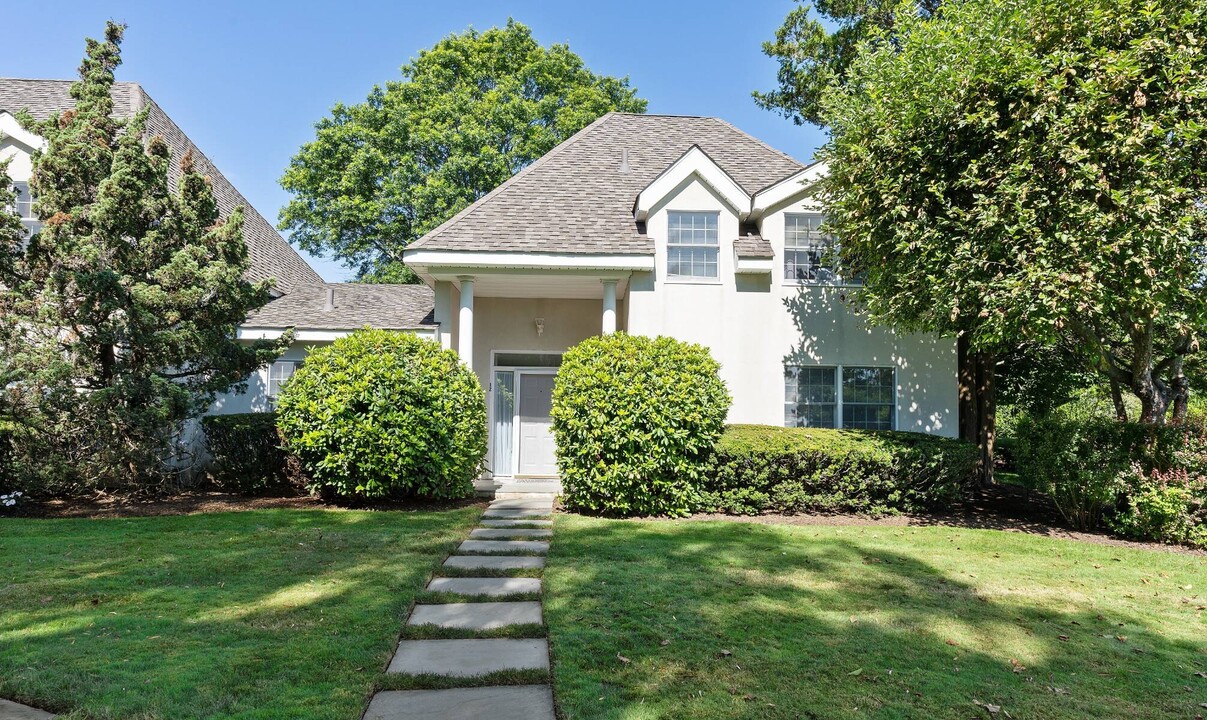 545 Hampton Rd in Southampton, NY - Building Photo