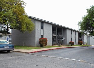 Elm Ridge Apartments in Austin, TX - Building Photo - Building Photo