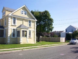 29 Muriel St in Freeport, NY - Building Photo