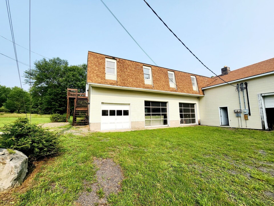 520 Post Hill Rd in Henryville, PA - Building Photo