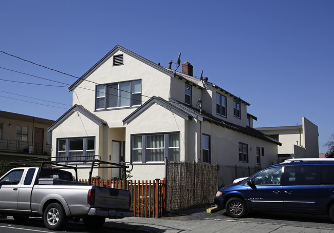 6329 Shattuck Ave in Oakland, CA - Foto de edificio - Building Photo