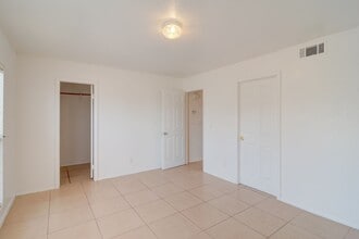 2921 Country Manor Ln in Las Vegas, NV - Building Photo - Building Photo