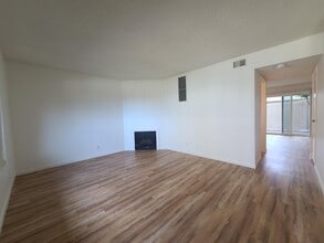 535 Serento Cir in Thousand Oaks, CA - Foto de edificio - Building Photo